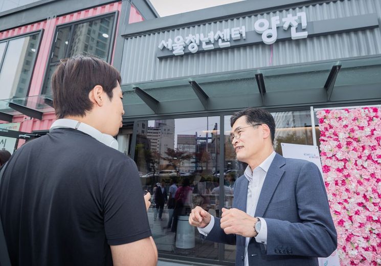 이기재 양천구청장이 서울청년센터 양천에서 청년과 대화하고 있다. 양천구 제공.