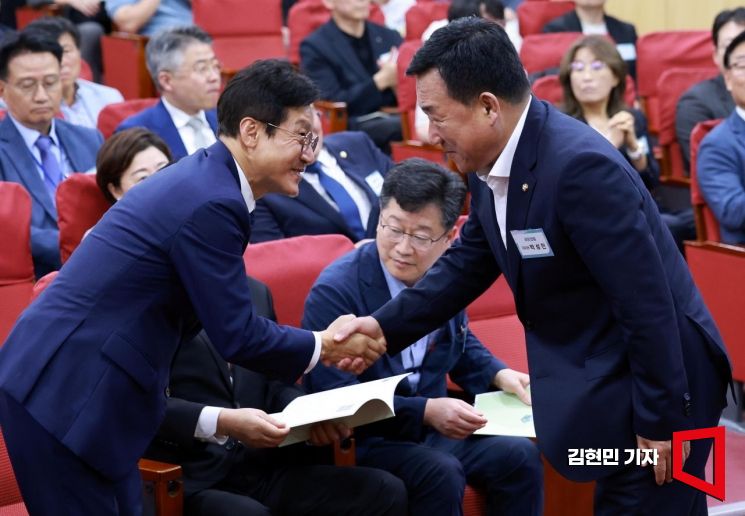 '이차전지 포럼' 공동 대표인 신영대 더불어민주당 의원(왼쪽)과 박성민 국민의힘 의원이 11일 국회 의원회관에서 열린 이차전지포럼 창립총회에서 악수하고 있다. 사진=김현민 기자 kimhyun81@