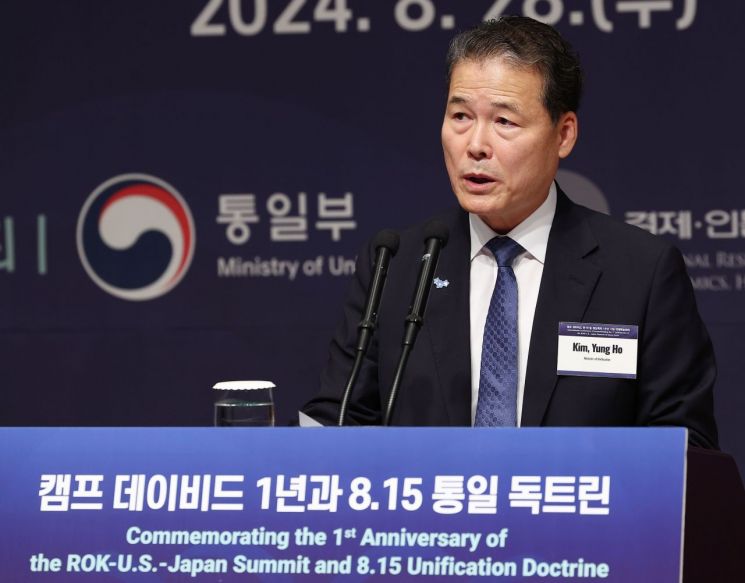 통일부 장관, 임종석 직격…"북한에 호응하는 치어리더"