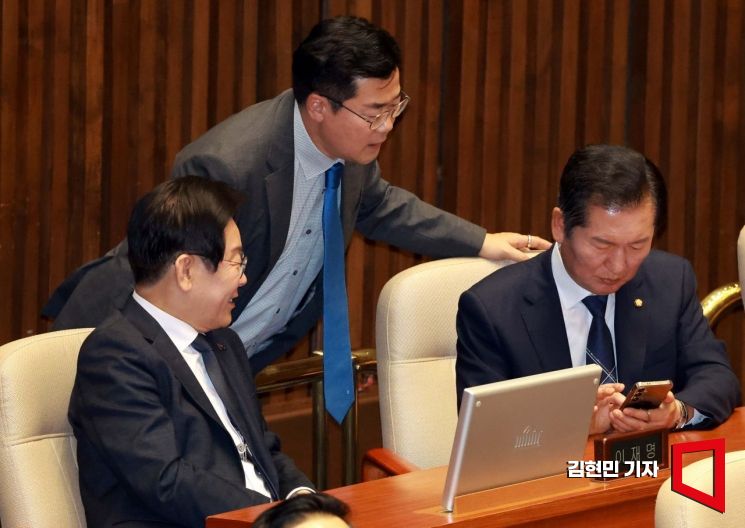 지난해 9월 이재명 당시 더불어민주당 대표와 박찬대 원내대표, 정청래 의원이 국회에서 열린 경제 분야 대정부 질문에서 대화하고 있다. 김현민 기자