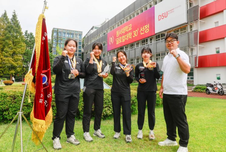 왼쪽부터 한주희, 윤지희, 최혜미, 조민서, 강현종 감독.