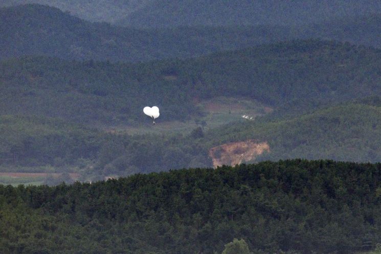 5일 오전 경기 파주시 오두산 통일전망대에서 바라본 북한 황해북도 개풍군에서 쓰레기 풍선이 떠오르고 있다. [이미지출처=연합뉴스]