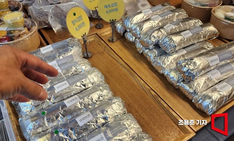 서울 지역 물가 상승으로 외식 메뉴 가격이 꾸준히 오르고 있는 가운데 대표 메뉴인 김밥, 비빔밥, 칼국수가 지난달 상승한 것으로 나타났다. 사진은 서울 도심의 한 카페에 진열된 김밥. 아시아경제 조용준 기자