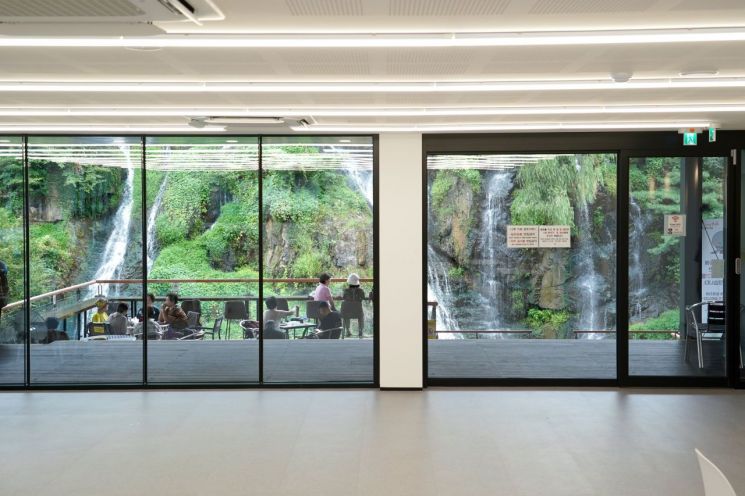 从西大门区近日扩建重新开放的“瀑布咖啡馆”二层眺望的全景。西大门区提供。