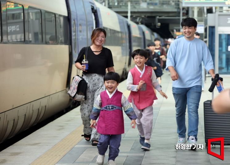 추석 연휴 전날인 13일 이미 귀성 행렬은 시작되었다. 서울역에서 한복을 차려 입은 형제가 부모와 함께 포항행 열차를 타기 위해 승강장을 걸어가고 있다. 사진=허영한 기자 younghan@