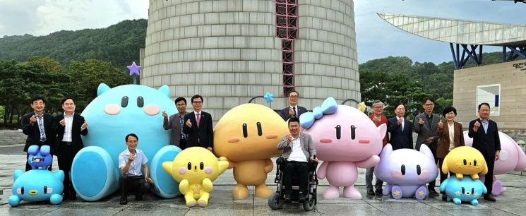 대전의 대표 캐릭터 '꿈씨패밀리' 한빛탑 앞에 다 모였다