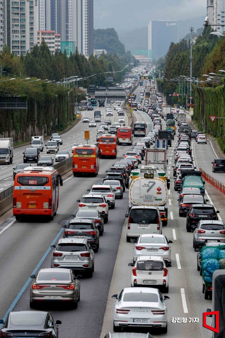 추석 연휴를 앞둔 13일 서울 서초구 잠원IC에서 바라본 경부고속도록 하행선이 귀성객 차량과 출근 차량이 몰리며 정체를 빚고 있다. 사진=강진형 기자aymsdream@
