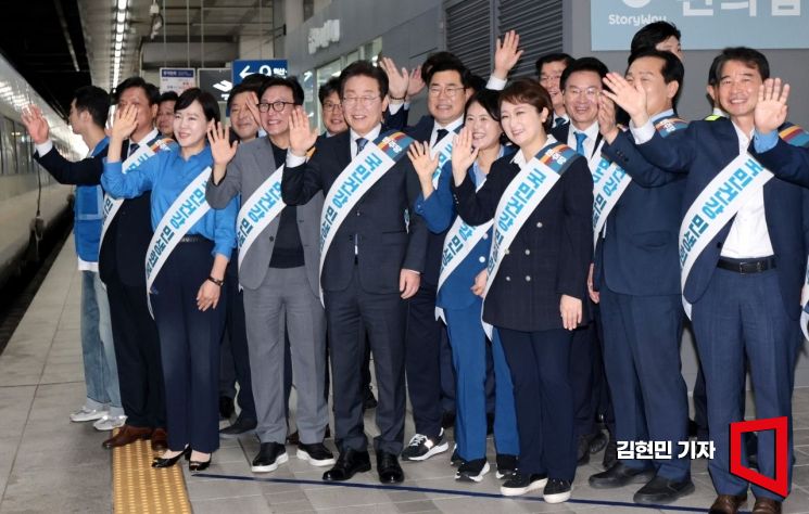 [포토] 용산역 귀성인사 나선 더불어민주당