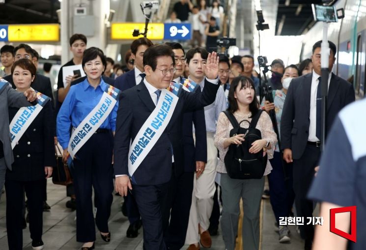 [포토] 귀성객들 향해 손 흔드는 이재명 대표