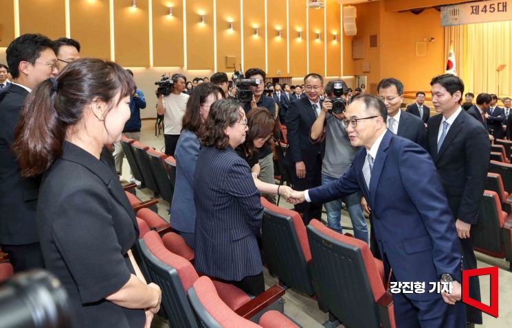 [포토] 직원들과 악수하는 이원석 검찰총장