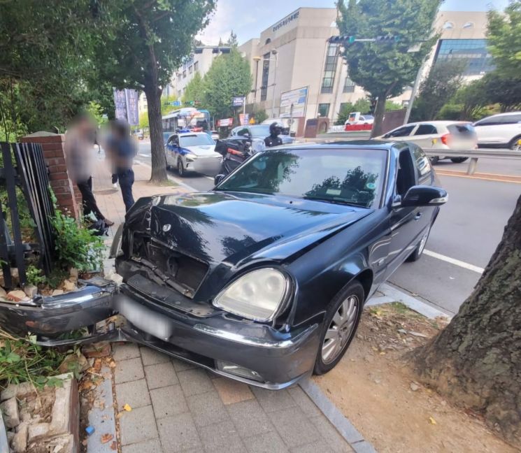 만취 상태로 차 몰다 인도 돌진한 60대 … 담벼락 부숴