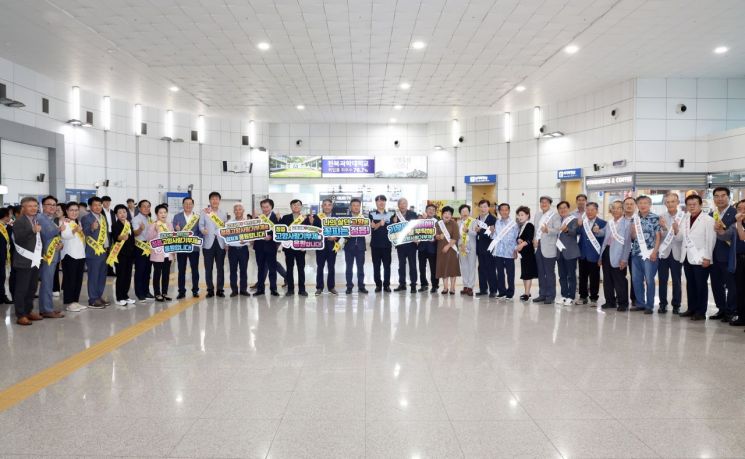 14일 전북 정읍시와 시 애향운동본부는 민족 최대 명절 추석을 맞아 정읍역에서 귀성객 환영 행사를 하고 있다.[사진제공=정읍시]