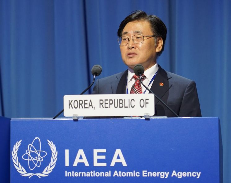 유상임 과학기술정보통신부 장관이 16일(현지시간) 오스트리아 빈에서 열린 IAEA(국제원자력기구) 총회에 한국 수석대표로 참석해 기조연설을 하고 있다.[사진출처=연합뉴스]