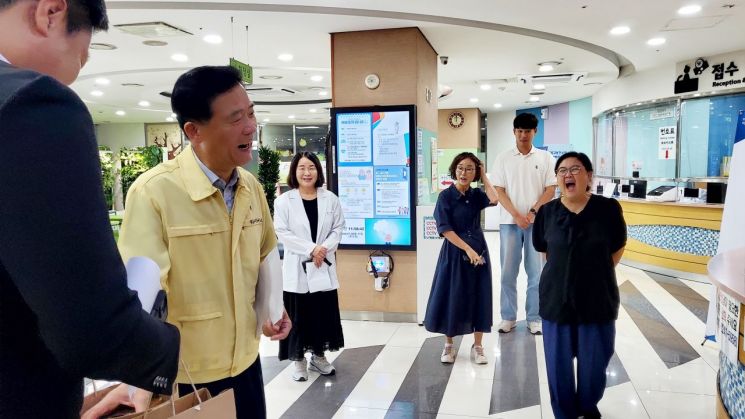 17일 성북구보건소를 방문한 이승로 구청장이 성북구민의 안전한 추석 명절을 위해 연휴도 반납한 채 응급진료 현장을 지키고 있는 보건소 관계자에게 직접 준비한 간식을 전하며 격려의 인사를 하고 있다. 성북구 제공.