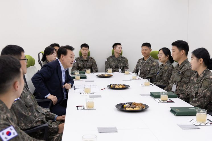 尹, 추석 맞아 최전방 15사단 방문…"적 도발시 압도적 대응"