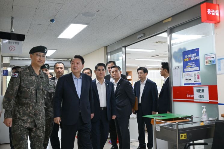 尹, 추석 맞아 최전방 15사단 방문…"적 도발시 압도적 대응"