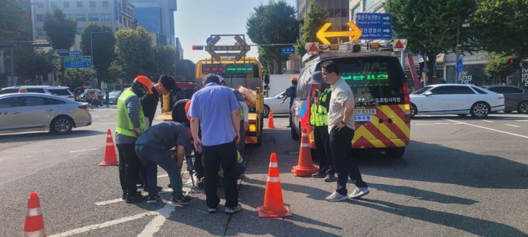 용산구는 지난 11일 노면하부 탐사로 남영삼거리 도로 밑 빈 구멍을 확인하고 싱크홀 발생 전 긴급 조치했다. 용산구 제공.