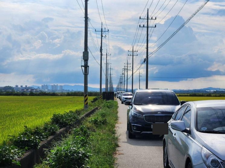 추석 연휴 내비게이션 앱의 안내대로 갔다 움직이지 못하고 갇힌 차들. 사진=사회관계망서비스(SNS) '스레드' 갈무리