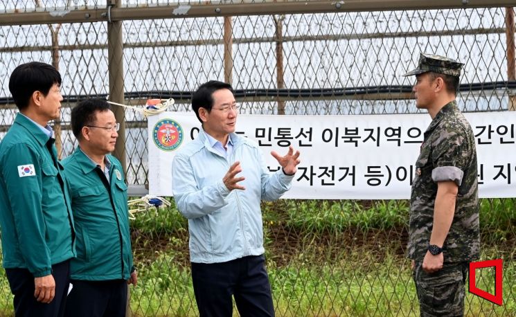 유정복 인천시장이 18일 강화군 송해면 당산리 대남 소음방송 현장을 찾아 군 관계자로부터 현황을 보고받고 주민 피해상황을 점검하고 있다. [사진 제공=인천시]