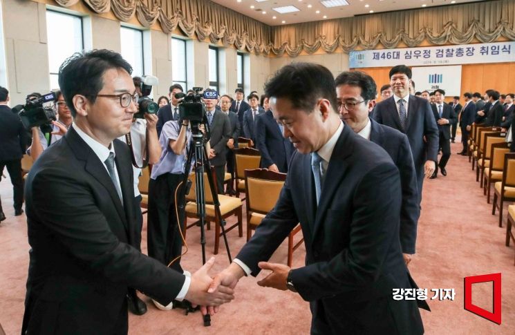 심우정 신임 검찰총장이 19일 서울 서초구 대검찰청에서 열린 취임식을 마친 뒤 직원들과 인사하고 있다. 사진=강진형 기자aymsdream@