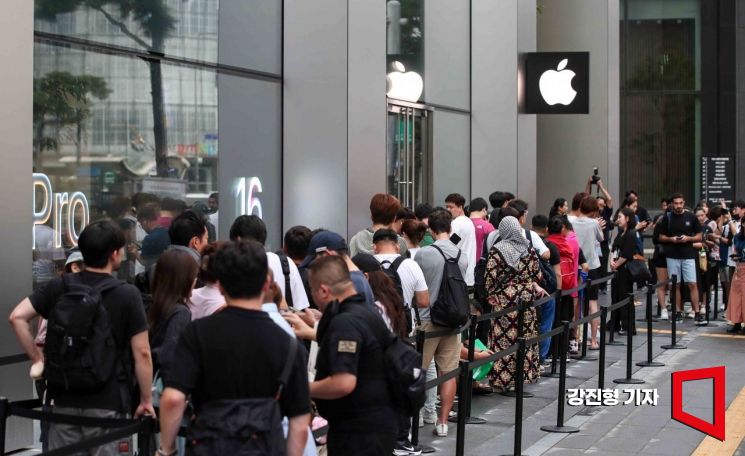애플의 첫 인공지능(AI) 스마트폰 '아이폰16'이 국내에 출시된 20일 서울 중구 명동 애플스토어에서 구매자들이 줄을 서고 있다. 사진=강진형 기자aymsdream@