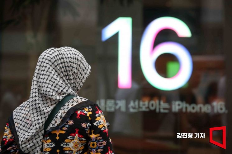 애플의 첫 인공지능(AI) 스마트폰 '아이폰16'이 국내에 출시된 20일 서울 중구 명동 애플스토어에서 구매자들이 줄을 서고 있다. 사진=강진형 기자aymsdream@