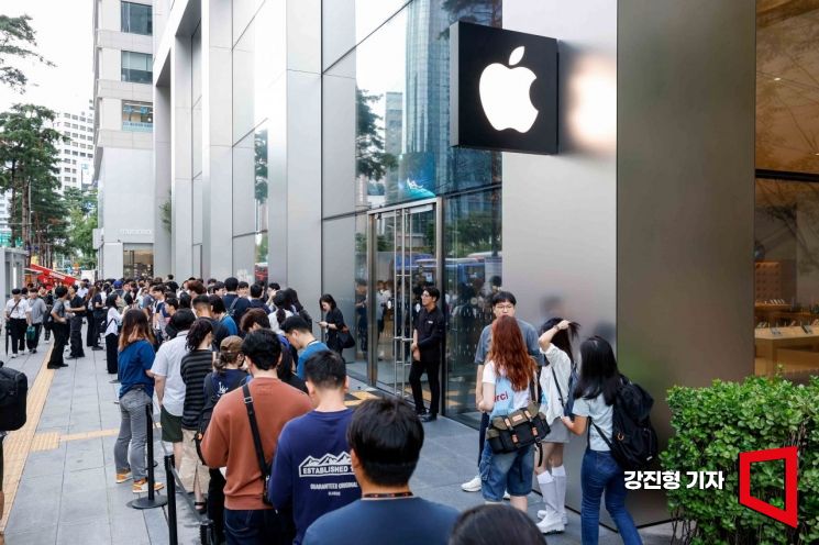 애플의 첫 인공지능(AI) 스마트폰 '아이폰16'이 국내에 출시된 20일 서울 중구 명동 애플스토어에서 구매자들이 줄을 서고 있다. 사진=강진형 기자aymsdream@