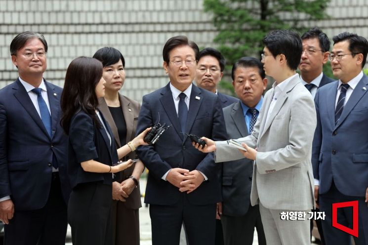 이재명 민주당 대표의 지난 대선 당시 허위발언 유포로 기소된 공직선거법 위반 혐의에 대한 결심 공판이 20일 서울 중앙지방법원에서 열렸다. 이 대표가 응원 나온 최고위원들에 둘러싸여 법원 청사로 들어가기 전 기자들의 질문에 답하고 있다. 사진=허영한 기자 younghan@