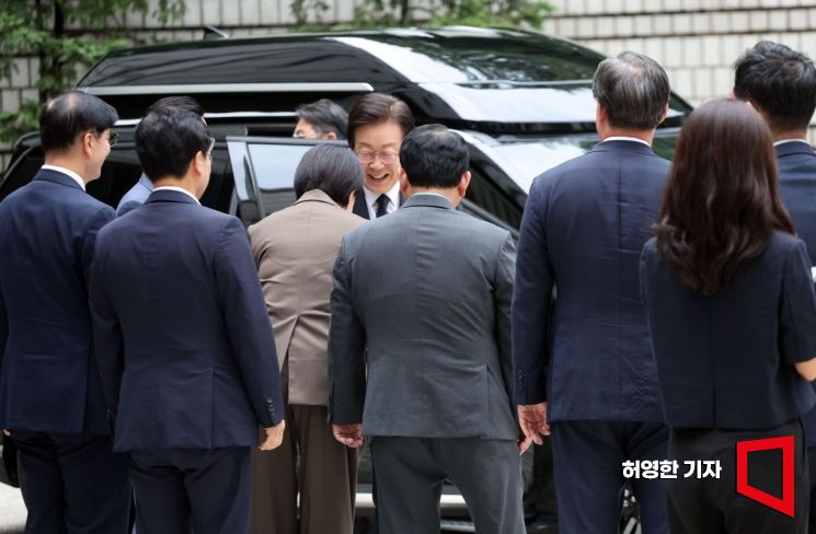 이재명 민주당 대표의 지난 대선 당시 허위발언 유포로 기소된 공직선거법 위반 혐의에 대한 결심 공판이 20일 서울 중앙지방법원에서 열렸다. 이 대표가 응원 나온 최고위원들과 인사하고 있다. 사진=허영한 기자 younghan@