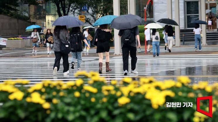 전국적으로 비가 내린 20일 서울 여의도공원에서 시민들이 우산을 쓴 채 발걸음을 옮기고 있다. 기상청은 21일까지 많은 비가 내리고 나면 더위가 한풀 꺽일것으로 내다봤다. 사진=김현민 기자 kimhyun81@