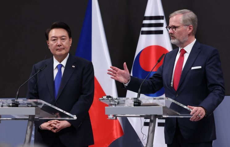 President Yoon Seok-yeol listens to Czech Prime Minister Petr Piala's remarks at a joint press conference between Korea and the Czech Republic held at the Czech government building in Prague on the 20th (local time). (Image source: Yonhap News)