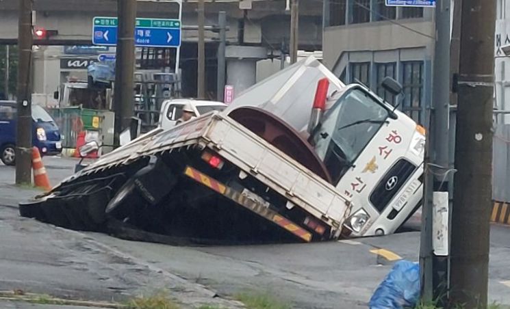 부산서 깊이 8미터 싱크홀 발생...車 2대 통째로 삼켜