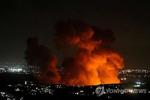 이스라엘의 공습으로 연기 피어오르는 레바논 남부
[AFP=연합뉴스. 재판매 및 DB 금지]