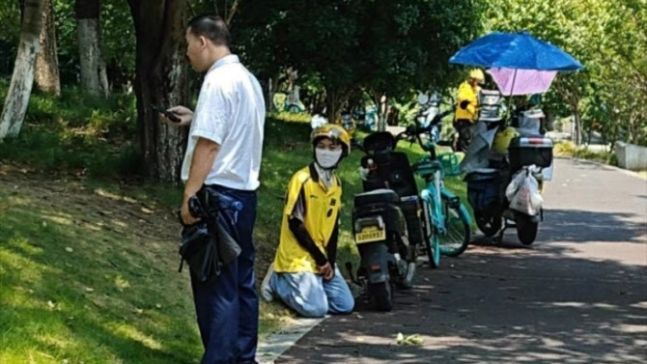 "대졸 배달원 소문, 사실 아냐" 손사래친 배달앱…월 129만원 받는 中 라이더 실상