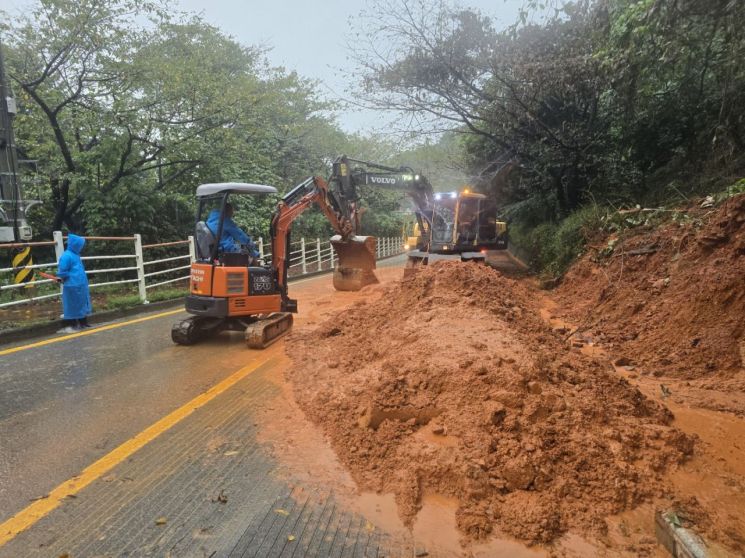 창원특례시 진해구청 전 직원들, 극한호우 따른 자생단체와 긴급복구 나서