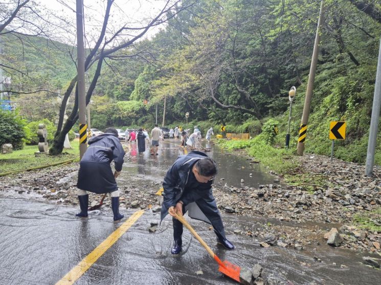 창원특례시 진해구청 전 직원들, 극한호우 따른 자생단체와 긴급복구 나서