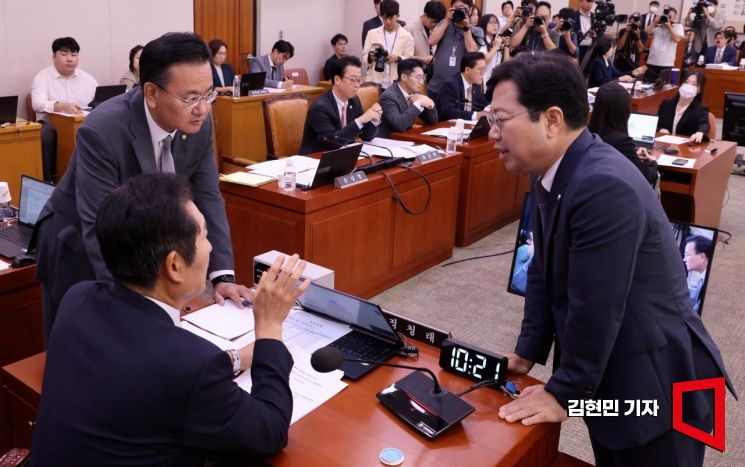 정청래 국회 법사위원장이 23일 국회에서 열린 법제사법위원회 전체회의에서 유상범 여당 간사, 김승원 야당 간사와 대화하고 있다. 사진=김현민 기자 kimhyun81@