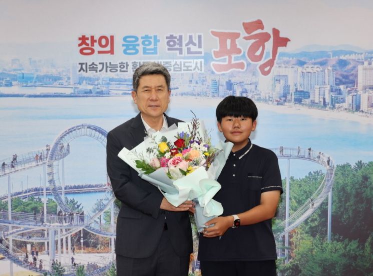 이강덕 포항시장, 톡톡 튀는 아이디어로 대통령상 받은 학생 격려