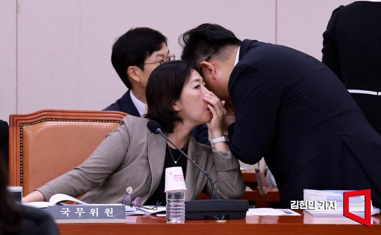 [포토] 관계자와 대화하는 신영숙 여가부 차관
