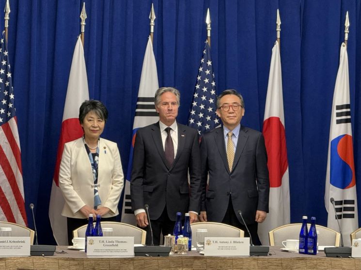 한국과 미국, 일본 외교장관이 23일(현지시간) 미국 뉴욕에서 한미일 외교장관회의를 개최했다. 오른쪽부터 조태열 외교부 장관, 토니 블링컨 미국 국무장관, 가미카와 요코 일본 외무상.[사진=뉴욕특파원 공동취재단]