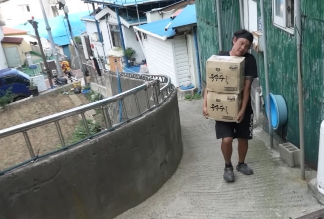 울릉도에서 쿠팡맨을 하고 있는 34세 청년 김수현씨가 물건을 배송하기 위해 오르막을 오르고 있다. [사진출처=유튜브 '갈때까지 간 남자' 영상 캡처]