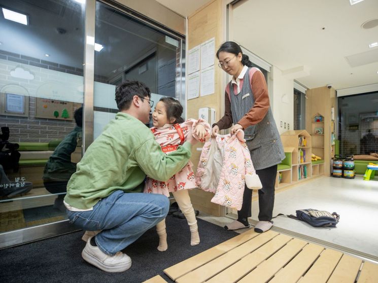 양천구 밤샘긴급돌봄 어린이집에서 하원하는 영유아 모습. 양천구 제공.