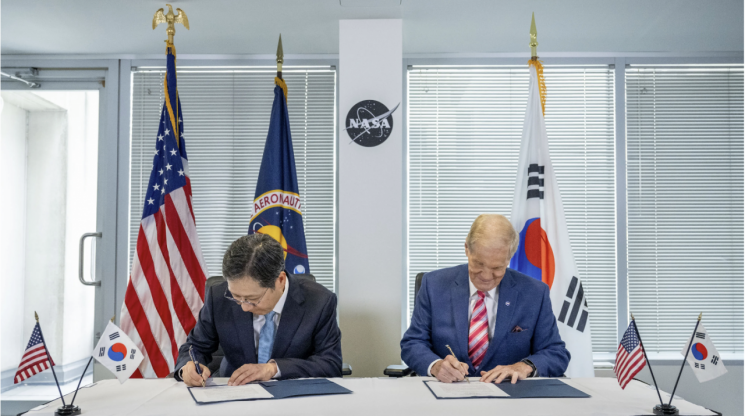 윤영빈 우주항공청장(왼쪽)과 빌 넬슨 NASA 국장이 19일NASA 본부에서 첫 면담 후 공동성명서에 서명하고 있다. 사진=NASA