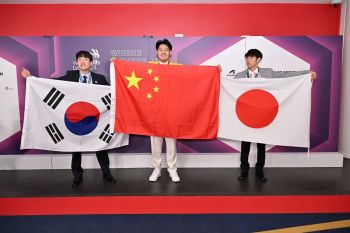 국제기능올림픽 통신망분배기술 종목 금·은·동 메달 수상자. 서희원 한화시스템 사원(맨 왼쪽)이 수상 세르모니를 하고 있다.[사진제공=한화시스템]