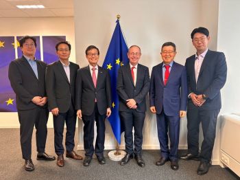 윤진식 한국무역협회장과 회장단이 패트릭 앤서니 차일드 유럽연합(EU) 집행위원회 환경총국 부총국장과 면담 후 기념 촬영을 하고 있다. 
왼쪽부터 한상민 한영넉스 대표, 박영우 엑시콘 대표, 윤진식 회장, 차일드 부총국장, 오석송 메타바이오메드 회장, 박용석 대주오토텍 대표.[사진제공=무협]