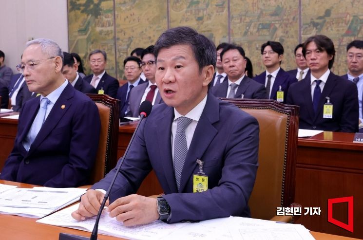 정몽규 대한축구협회장이 지난해 국회에서 열린 문화체육관광위원회의 대한축구협회 등에 대한 현안질의에서 의원 질의에 답하고 있다. 김현민 기자