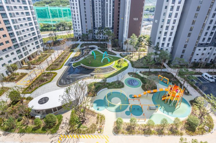 [2024아시아건설종합대상]HDC현대산업개발, 리조트 같은 풍경에 예술성 담은 고품격 조경