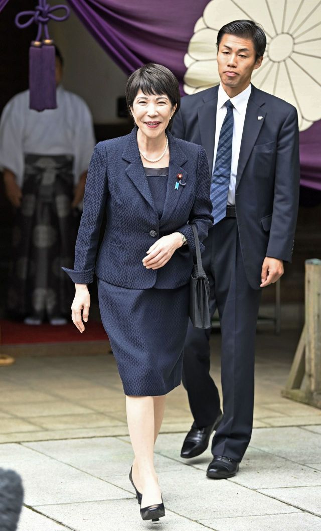 2024년 야스쿠니 신사 춘계 예대제를 맞아 신사를 참배한 뒤 나서는 다카이치 사나에 당시 경제안보담당상. 연합뉴스