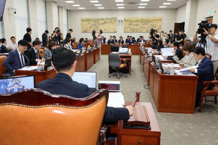 교육부 보좌역이 교과서 집필…"검정 취소해야"vs"절차 문제 없다"