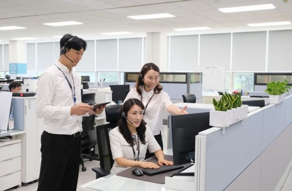 삼성전자서비스 상담 직원들이 고객 상담을 진행 중인 모습. [사진제공=삼성전자서비스]